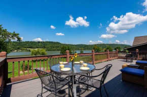 Waterfront Cabin With A View, Large Family Retreat, Pet Friendly